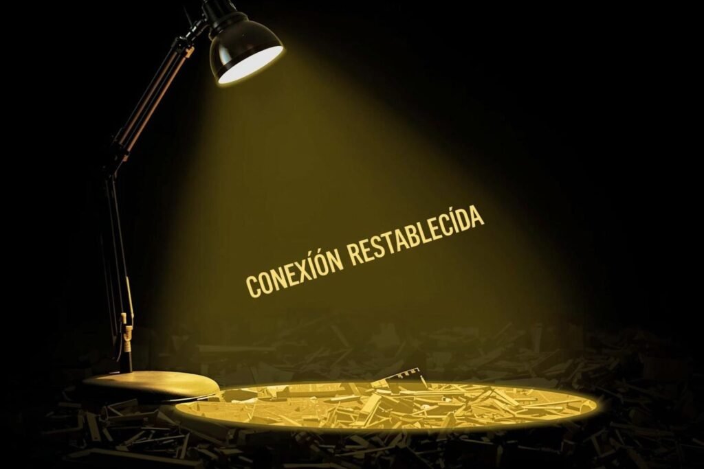 Escena oscura que se ilumina por una lámpara. La luz proyecta: CONEXIÓN RESTABLECIDA. Transmite paz. Solucion por reportar fallas de megacable.